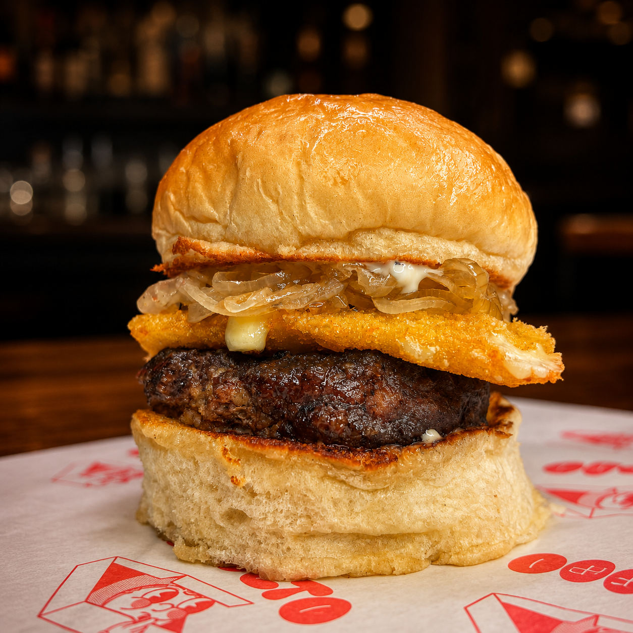 Hamburguesa La Quesuda con bloque de queso apanado crujiente